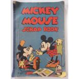 (Stripboeken) Disney scrab album Vroeg Mickey Mouse scrap album gevuld. Conditie: In gelezen s