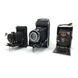 (Curiosa) Fotocamera’s Drie klapcamera's, circa 1950. Conditie: In gebruikte staat. Afmetinge