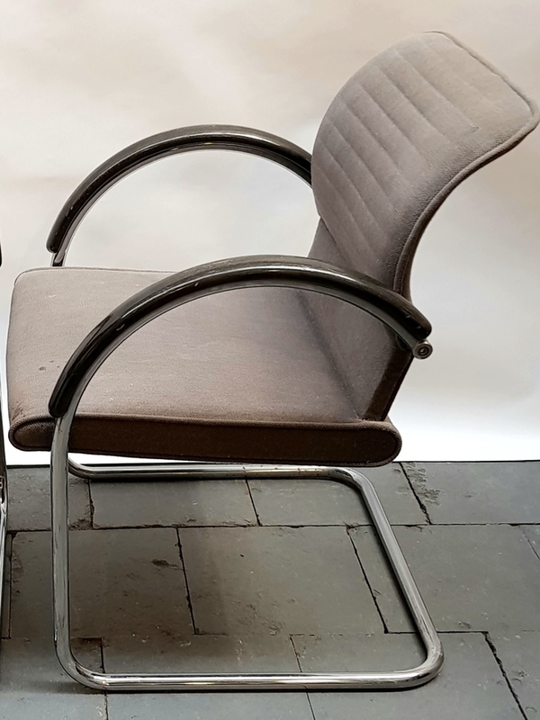 (Design) Buisframe fauteuils, Thonet Vier Thonet buisframe fauteuils met hout op de armleuning. - Image 4 of 10