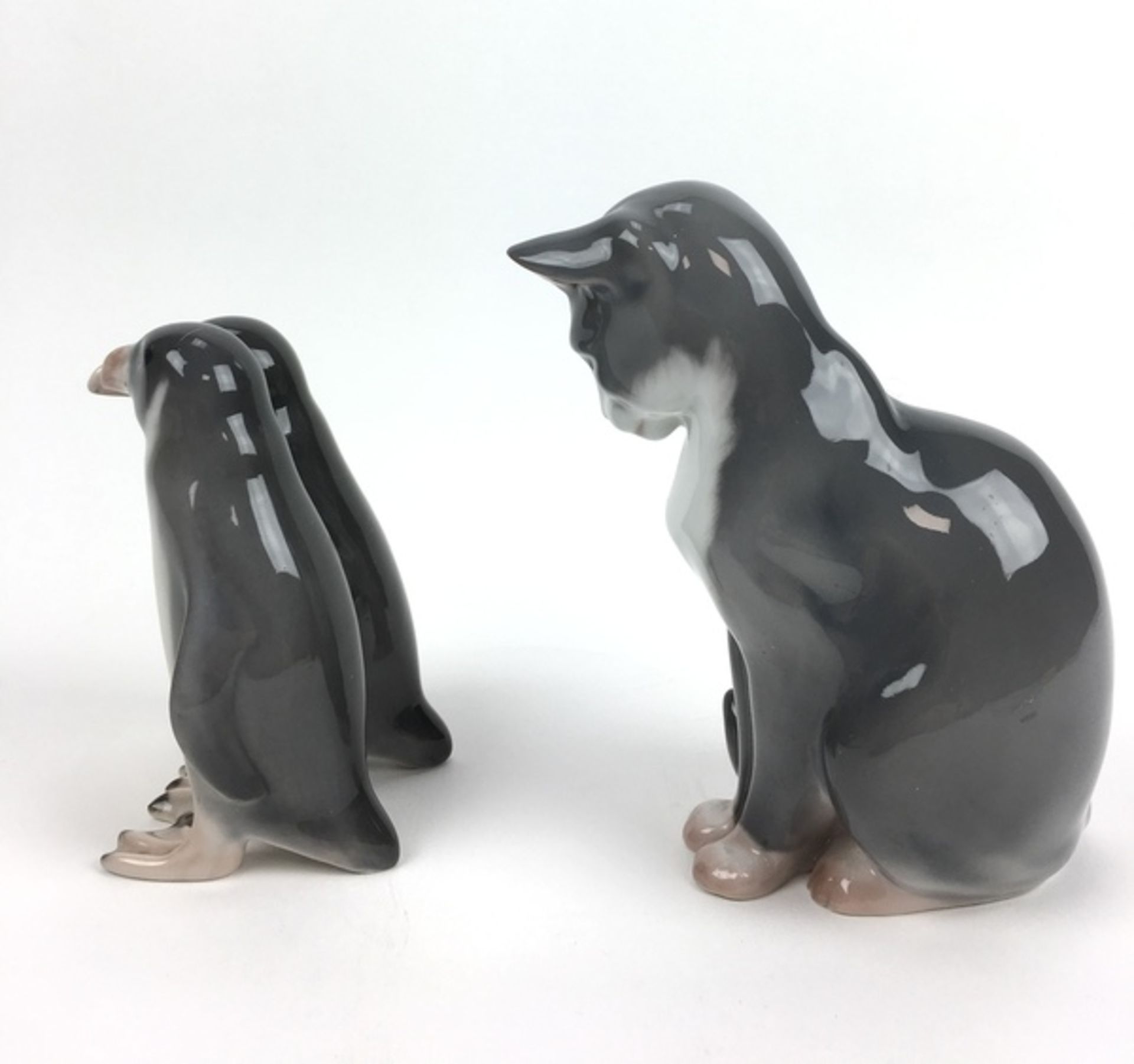 (Curiosa) Beelden, Royal Copenhagen Twee porseleinen beelden, een kat en een pinguïn. Royal Co - Bild 3 aus 9