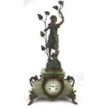(Klokken) Pendule, Frankrijk Mantel/pendule klok met gekleurd metalen vrouwenbeeld en groene on