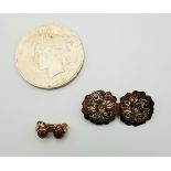 (Goud) Goud en zilver, broches en dollar 1922. Goud en zilver. Lot van drie stuks: twee gouden