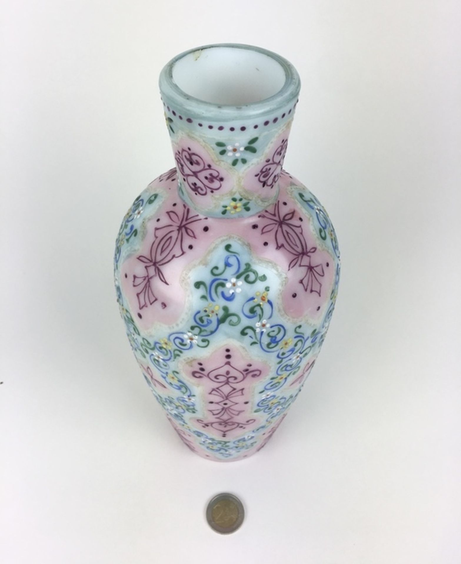 (Antiek) Vaas Een met emaille verf beschilderde melkglazen vaas, circa 1900. Conditie: In goede - Bild 2 aus 7