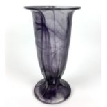 (Design) Vaas, Cloudglass Geperste purper kleurige glazen vaas, zogenaamd wolkenglas ofwel clo