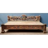 (Aziatica) Opium bed Bewerkt houten opium bed, tweede helft 20e eeuw. Conditie: In gebruikte st