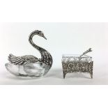 (Zilver) Zoutvaatjes Twee zoutvaatjes, een in de vorm van een zwaan. Eerste helft 20e eeuw. Con