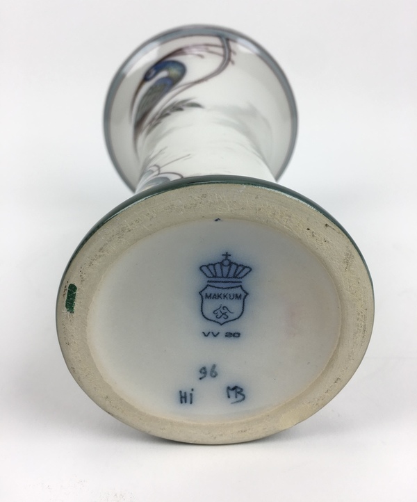 (Curiosa) Vaas, Koninklijke Tichelaar Makkum Aardewerk vaas met decor van een pauw, Koninklijke - Image 6 of 6