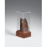 Man Ray. Cadeau. (1921/1974). Eisenguss, mit Kupfernägeln. Ex. 2721/5000. Mit Zertifikatkarte und Fa