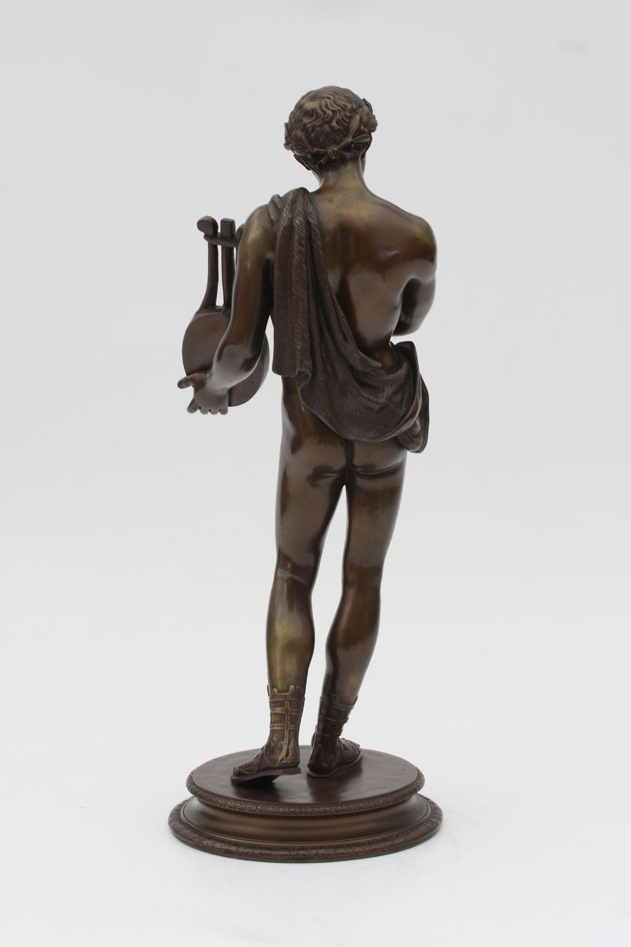 A bronze statue of Apollo dressed in a loincloth, holding a lyre, unsigned, end of 19th century. - Bild 2 aus 2