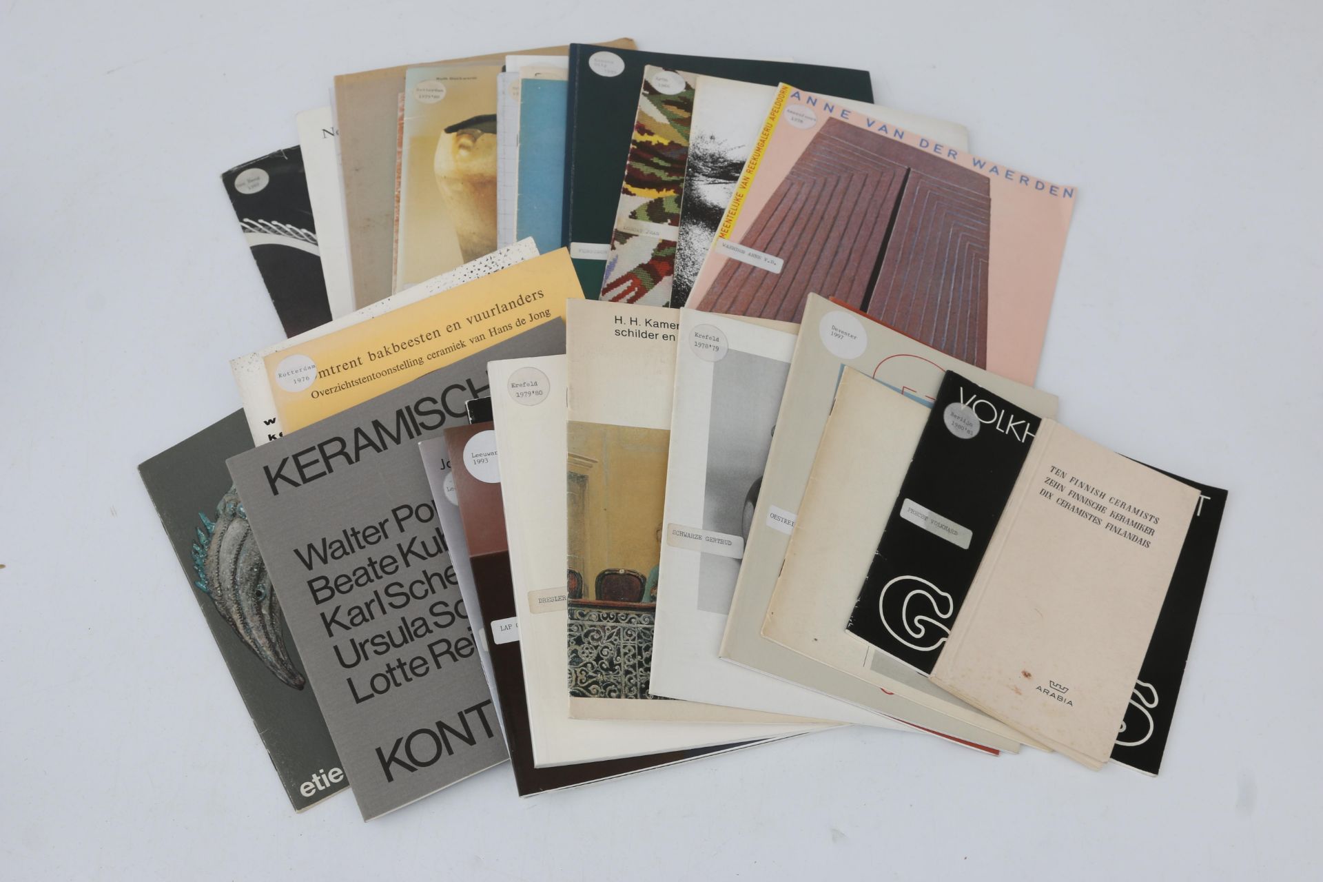 Various catalogues on 20th century applied arts, i.e. ceramists like Helly Oestreicher, Jan van der