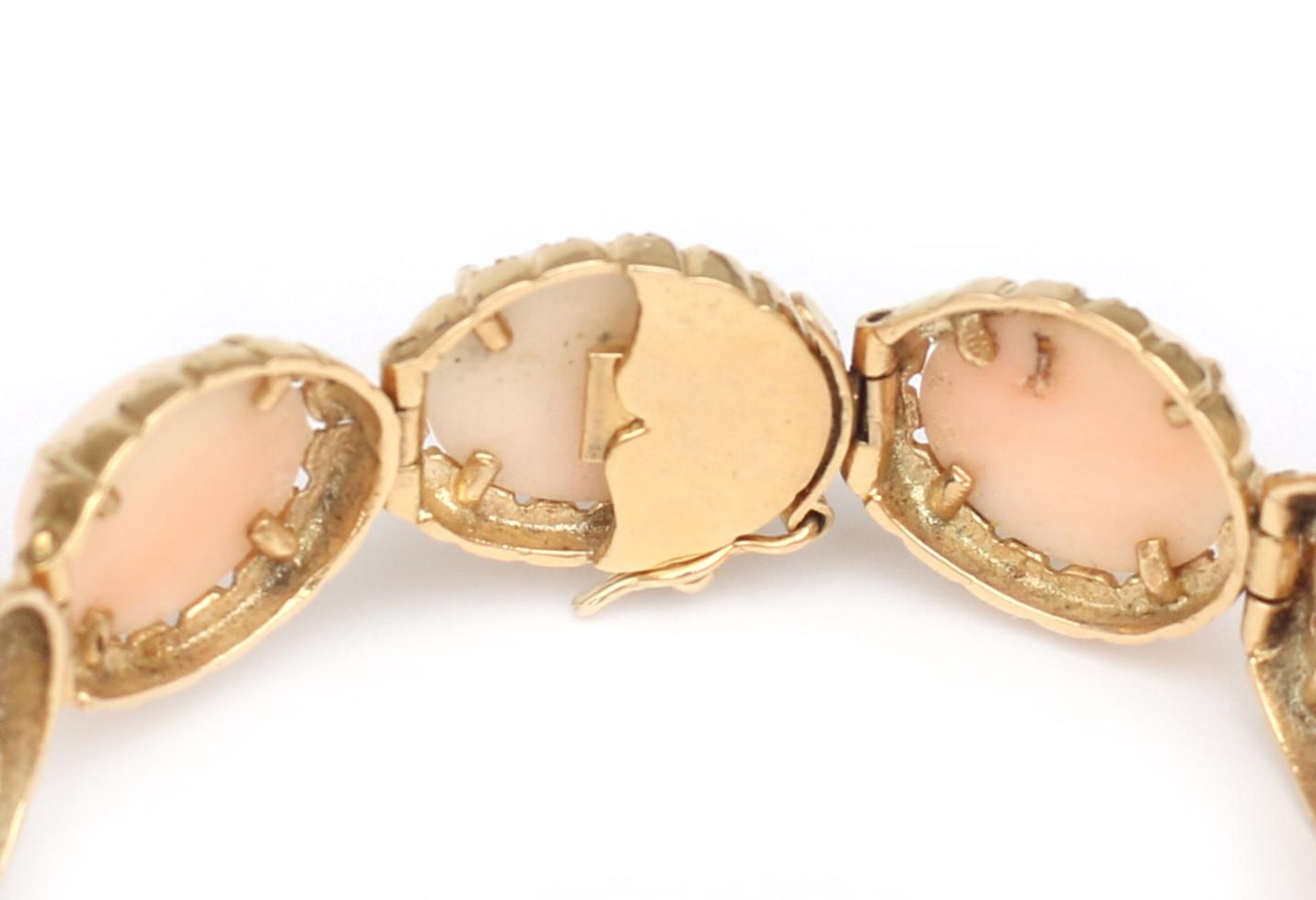 An 18 karat gold angelskin coral bracelet - Image 3 of 3