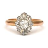 Een 14 karat rose gold diamond cluster ring