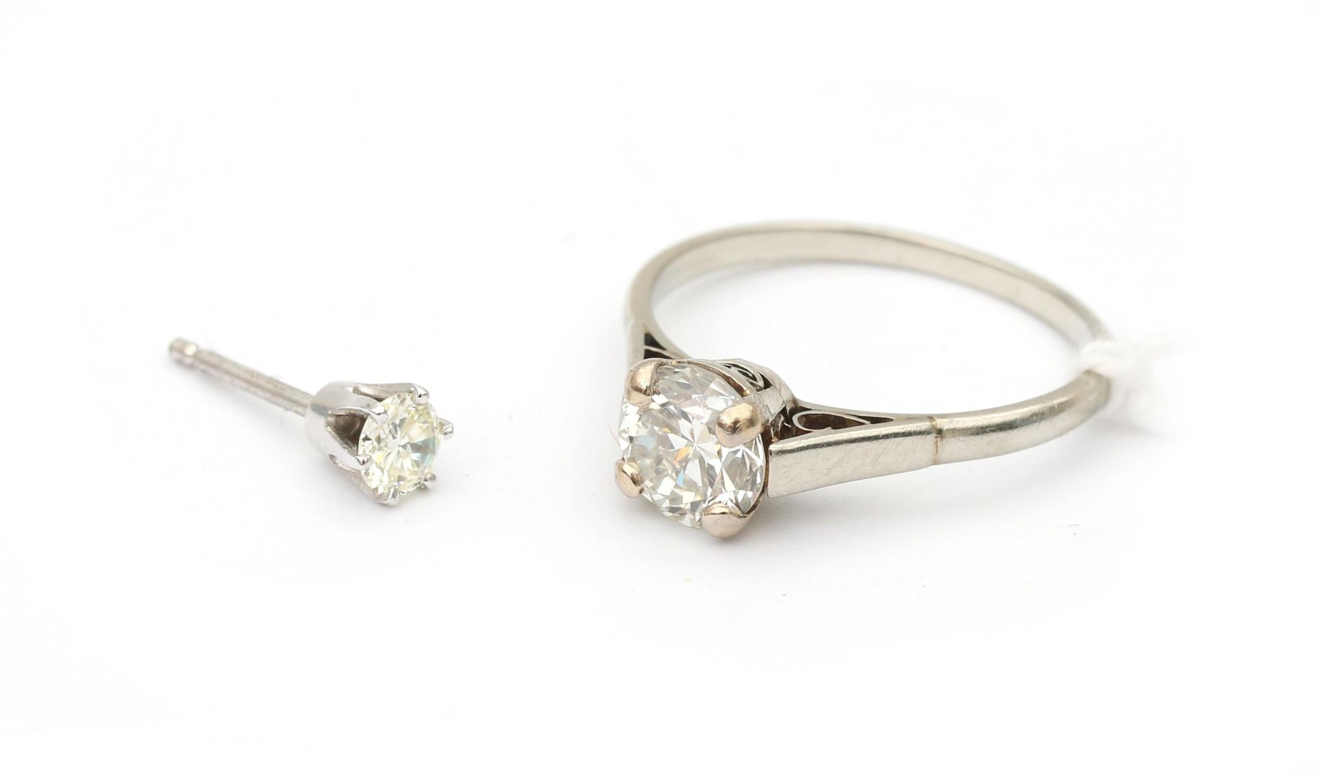 A 14 karat white gold diamond solitaire ring, ca. 1.10 ct.