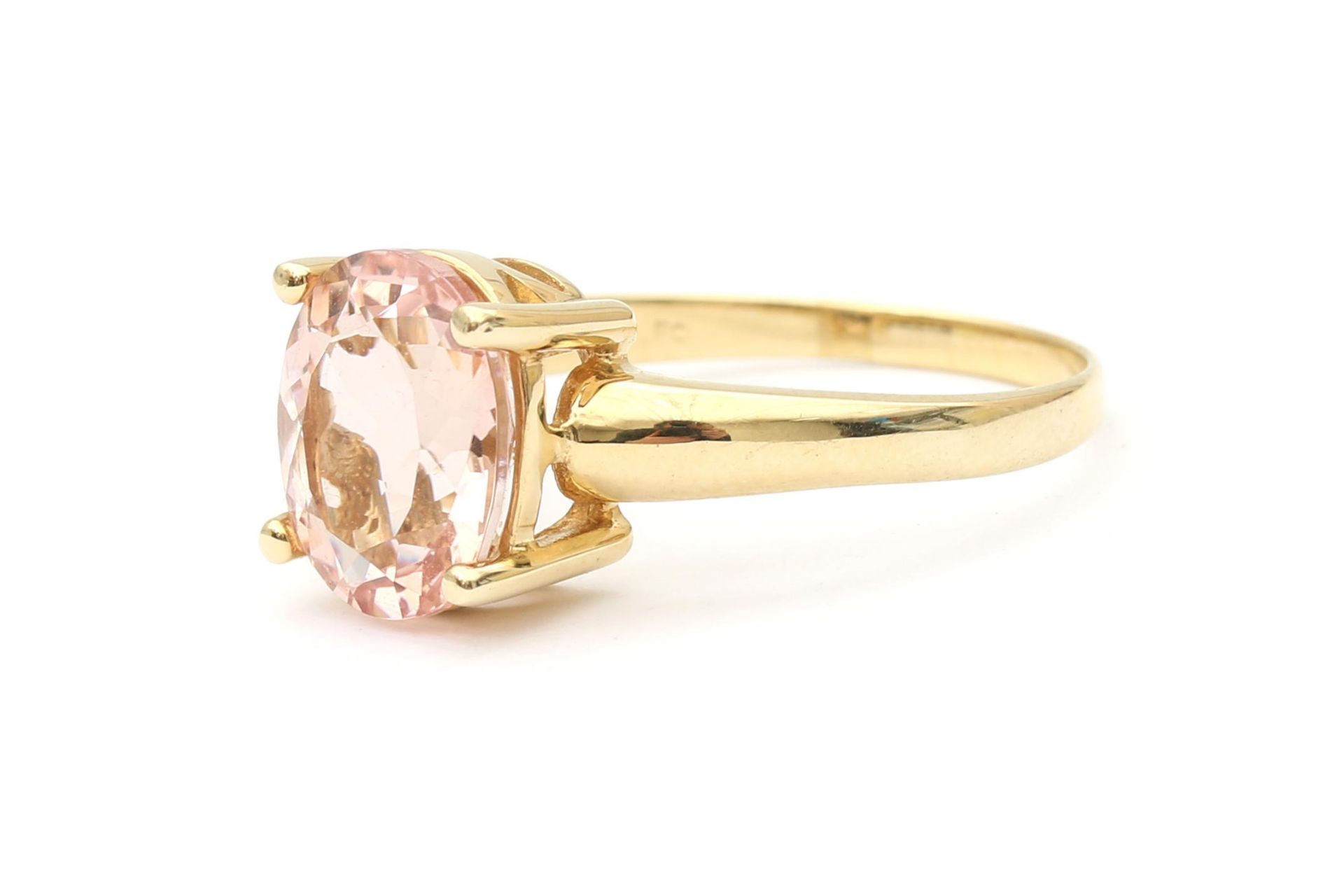 A 14 karat gold rose quartz solitaire ring - Image 2 of 2