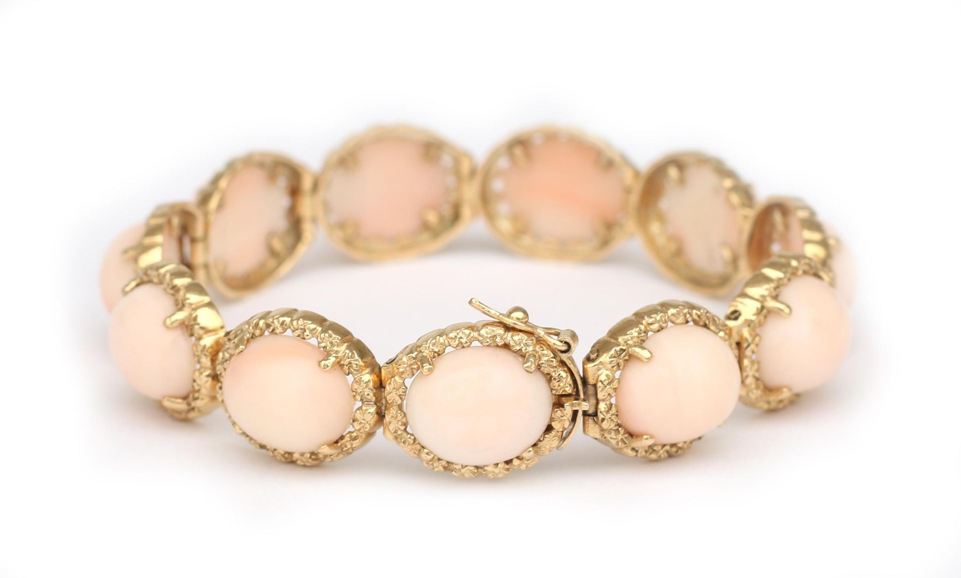 An 18 karat gold angelskin coral bracelet - Image 2 of 3