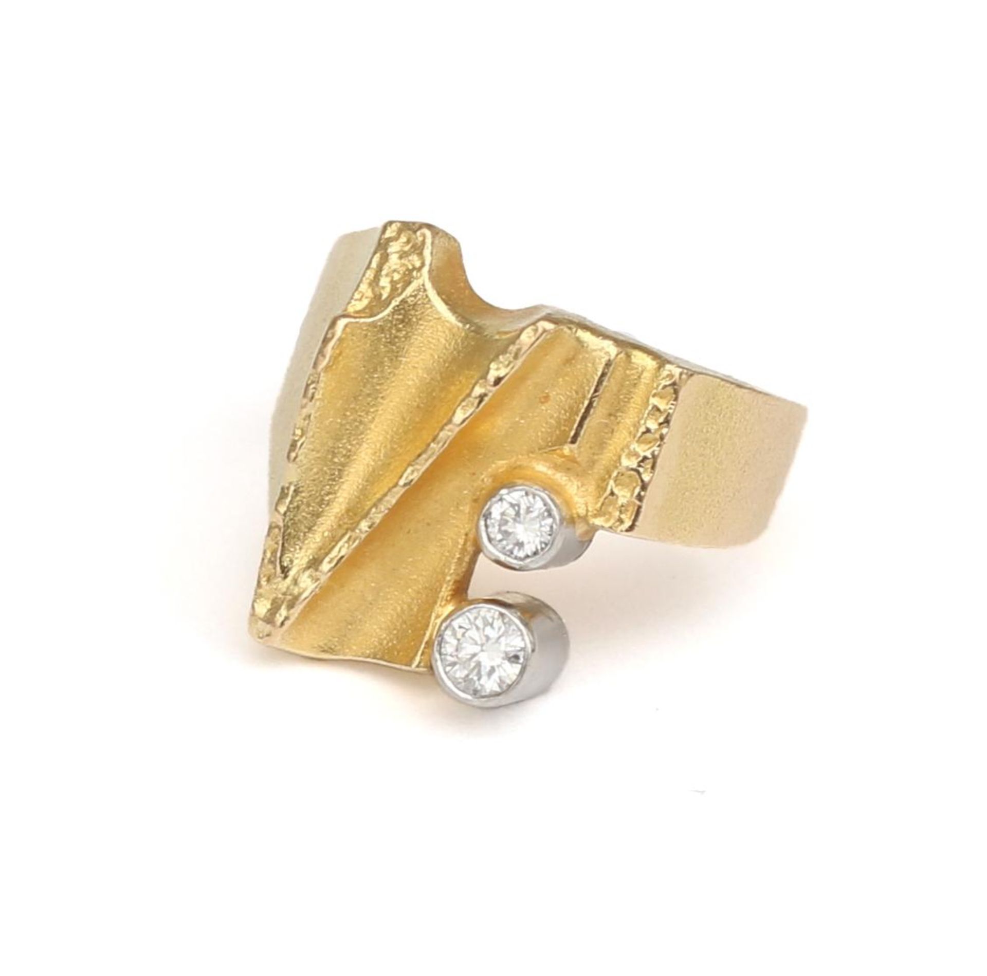 An 18 karat gold diamond ring