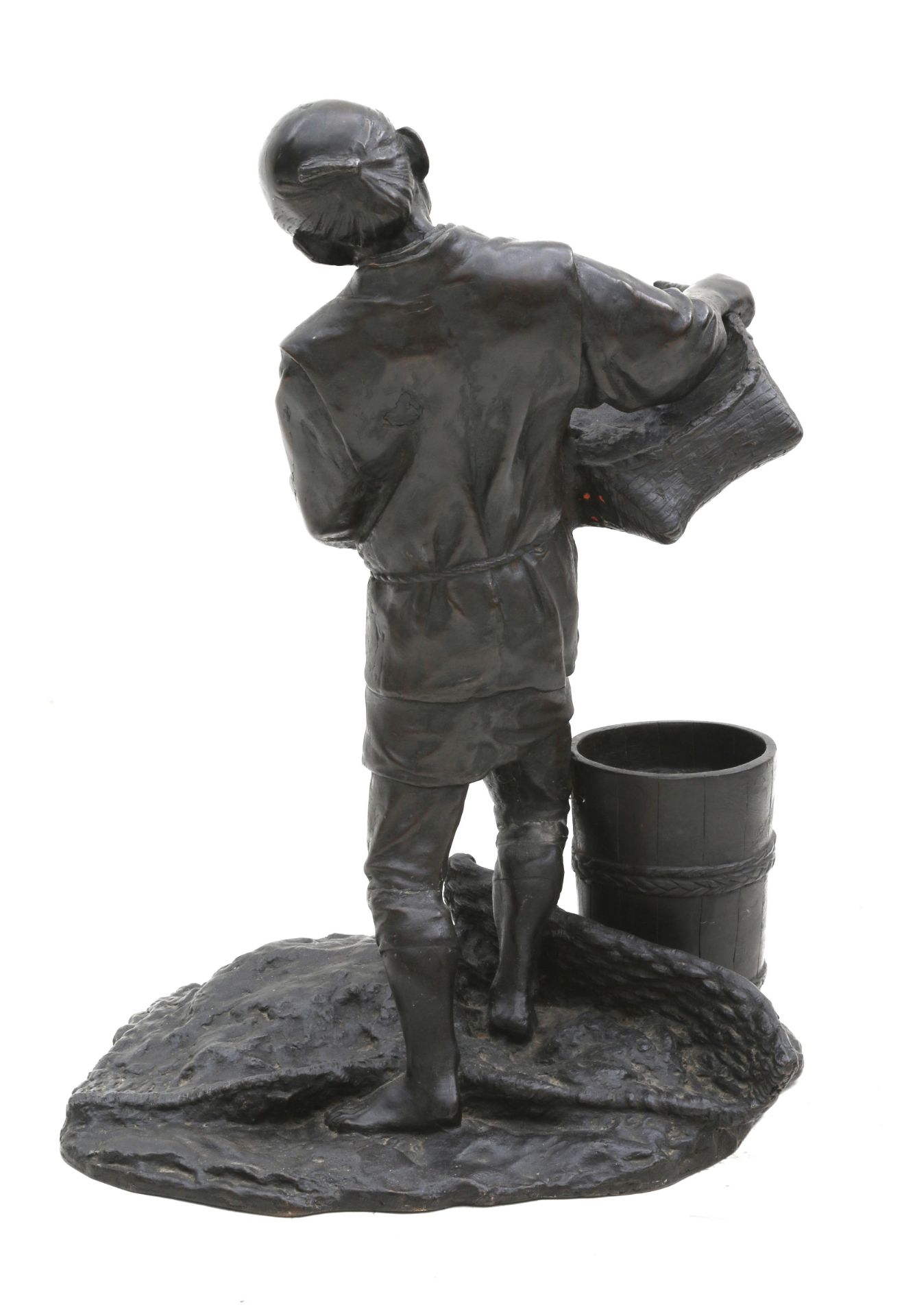 A Japanese bronze sculpture of a man with bucket and sieve, signed, Meiji-period.  - Bild 4 aus 5