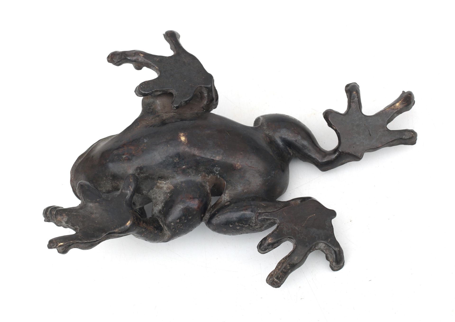 A bronze sculpture of a stylized frog, late Meiji-period.  - Bild 3 aus 4