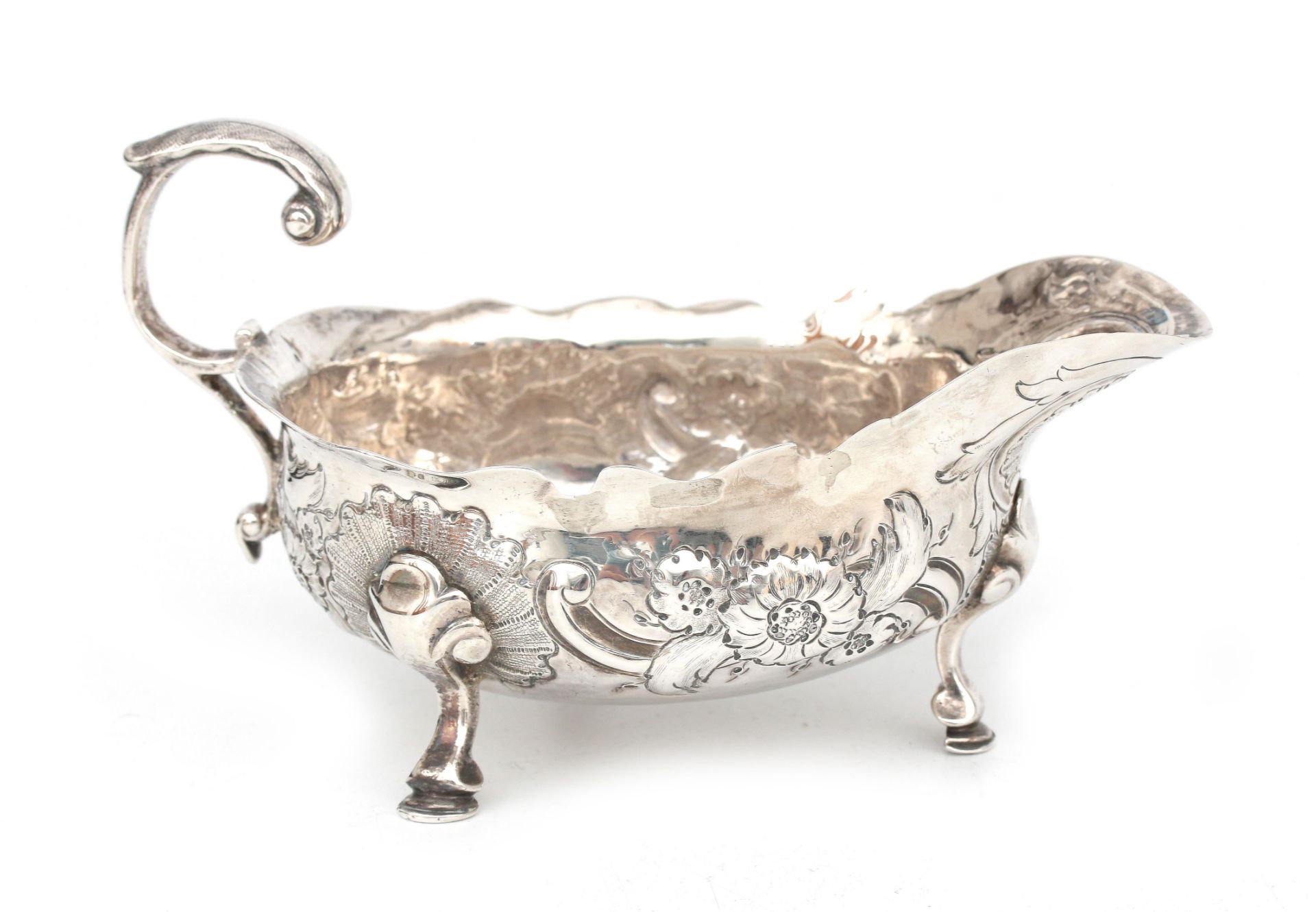 An 925 silver gravy boat on three feet with embossed- and engraved floral decoration, Robert Brown, - Image 2 of 4