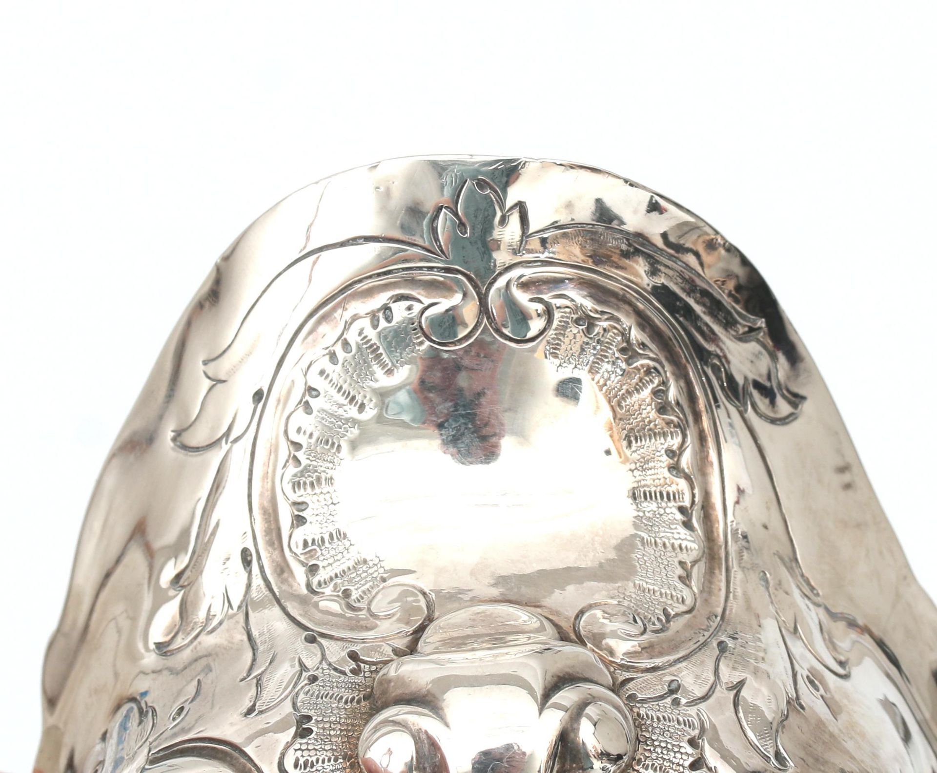 An 925 silver gravy boat on three feet with embossed- and engraved floral decoration, Robert Brown, - Image 3 of 4