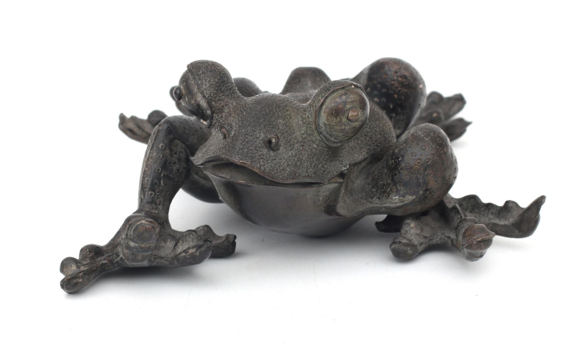 A bronze sculpture of a stylized frog, late Meiji-period.  - Bild 4 aus 4