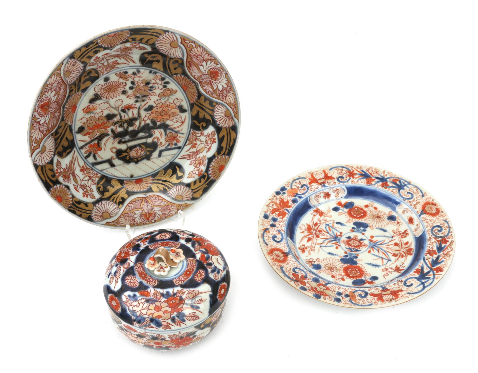 Two Japanese porcelain Imari plates and a lidded box, Edo-period. 