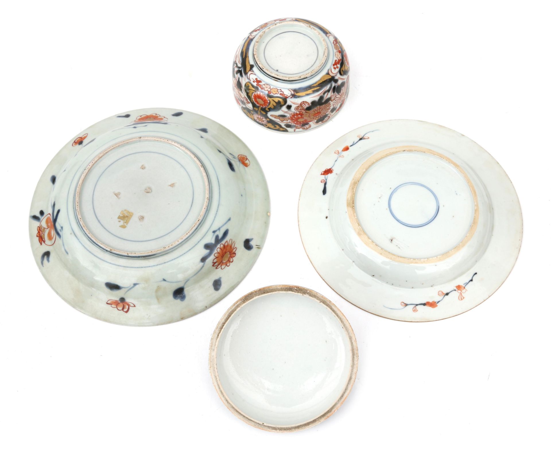 Two Japanese porcelain Imari plates and a lidded box, Edo-period.  - Bild 2 aus 2