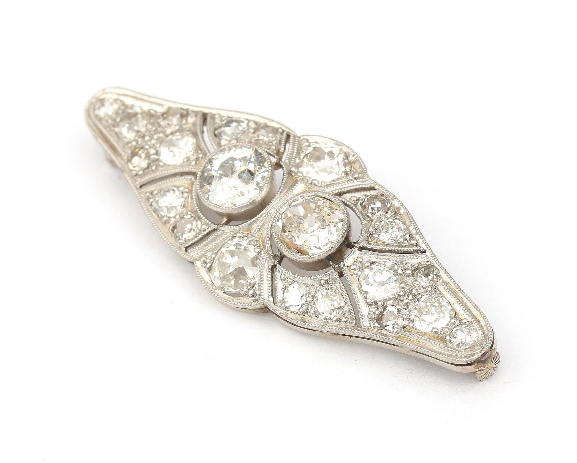A 14 karat white gold diamond Art Deco brooch, ca. 1930 - Bild 2 aus 3