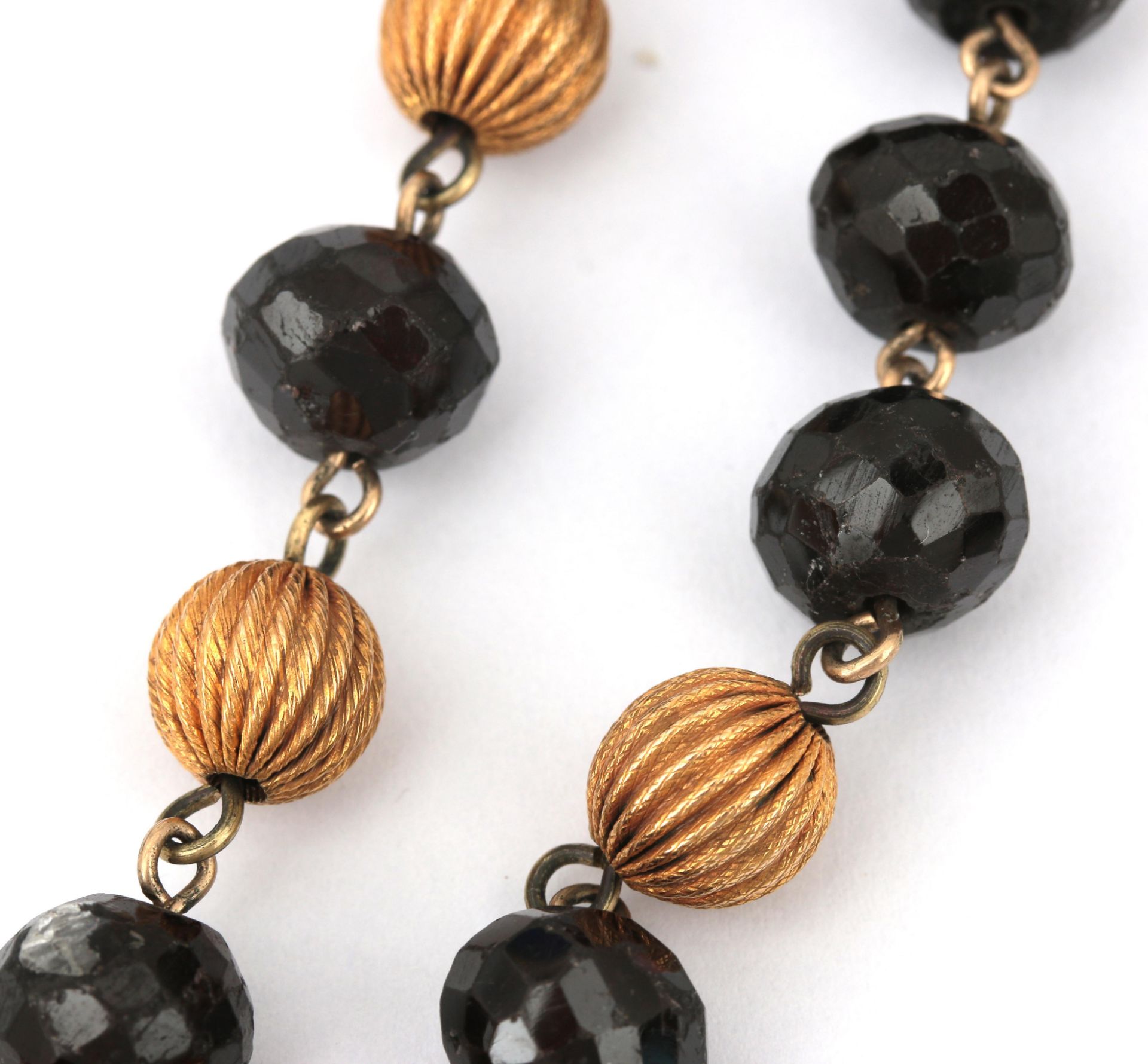 A garnet necklace with a 14 karat gold clasp - Bild 3 aus 3