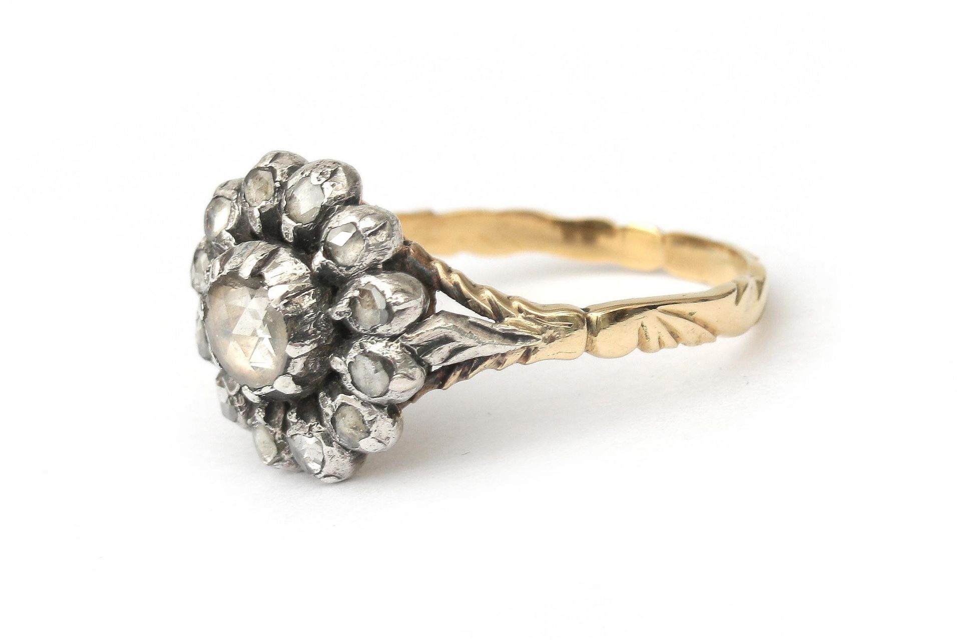 A 14 karat gold with silver rose cut diamond cluster ring - Bild 2 aus 3