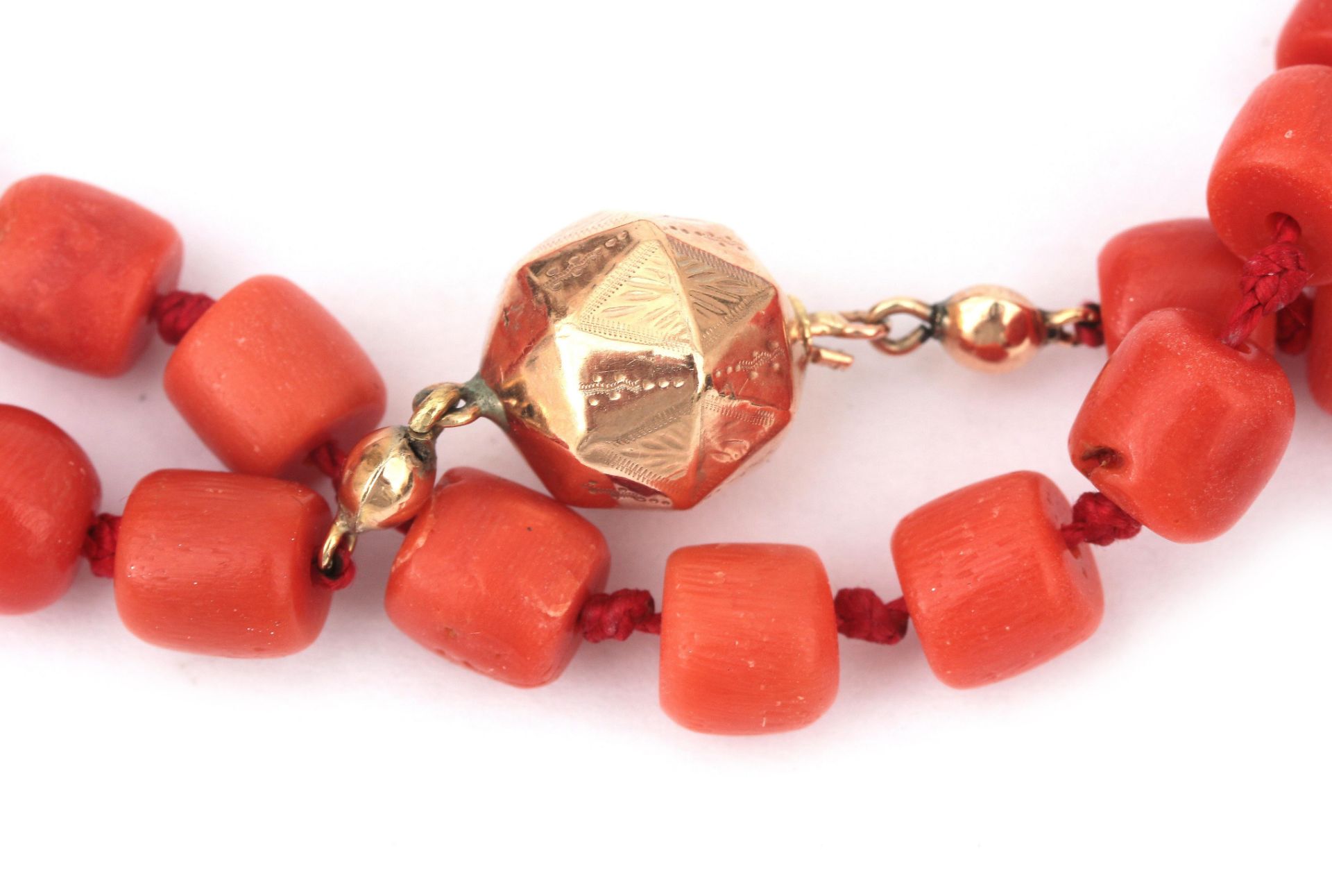 A precious coral bead necklace to a 14 karat gold clasp - Bild 2 aus 2