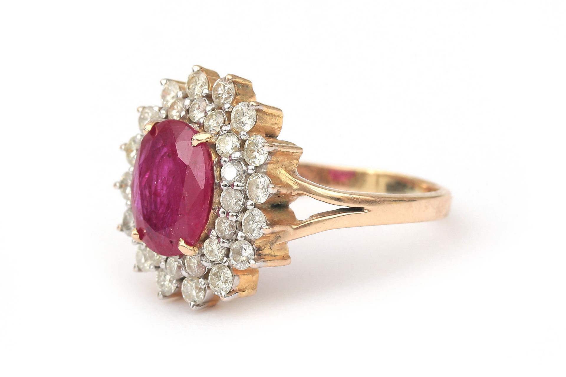 A 14 karat gold ruby and diamond cluster ring - Bild 2 aus 3