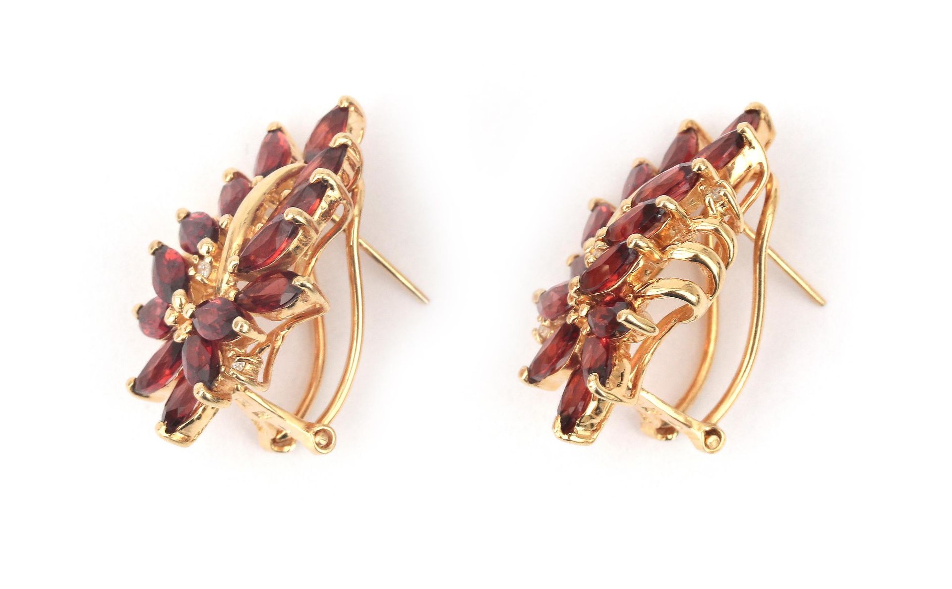 A pair of 14 karat gold garnet earrings - Bild 2 aus 2
