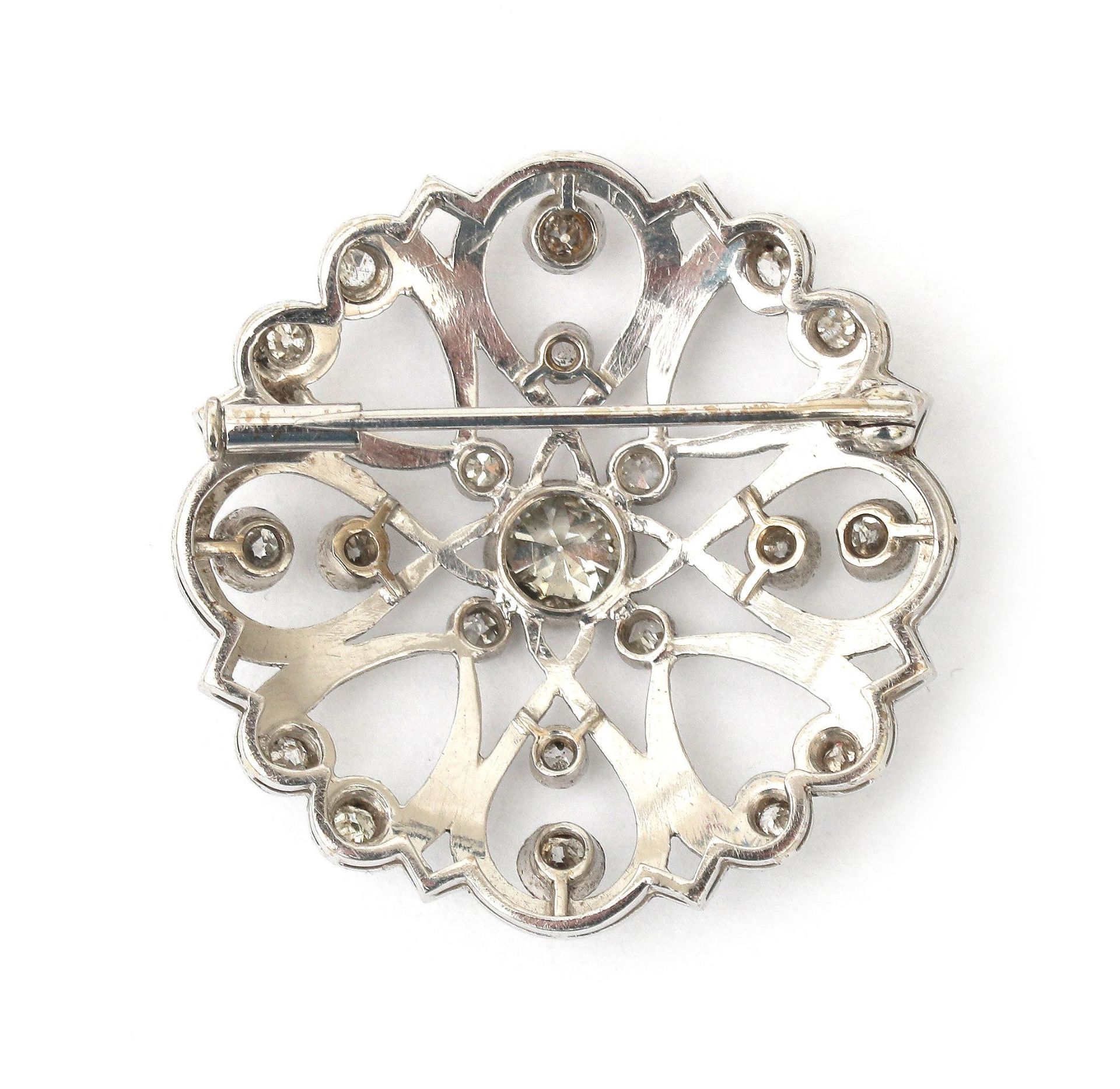 A 14 karat white gold diamond brooch - Bild 5 aus 6