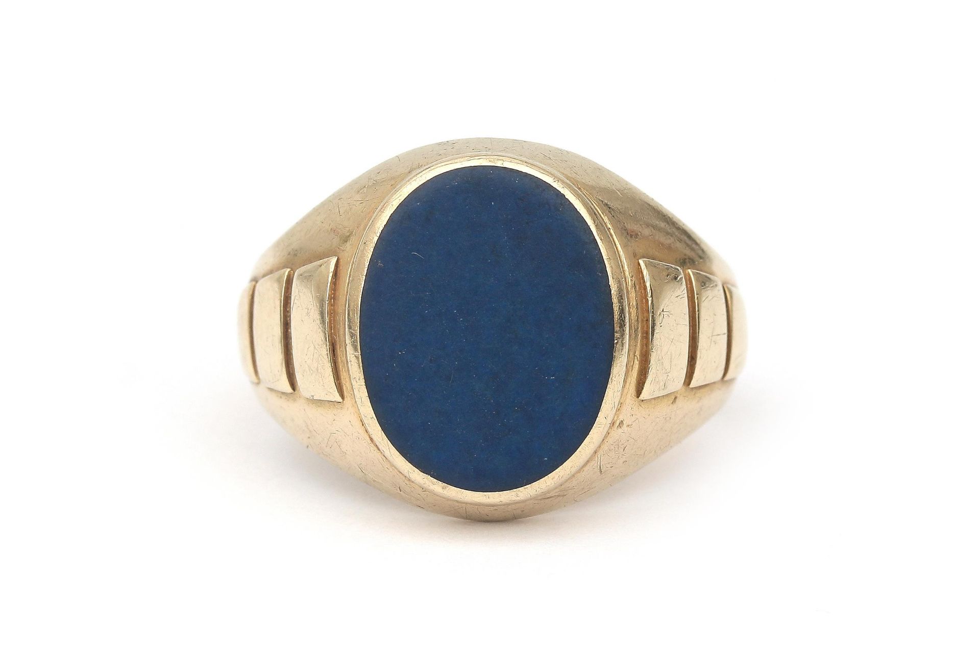 A 14 karat gold lapis lazuli signet ring