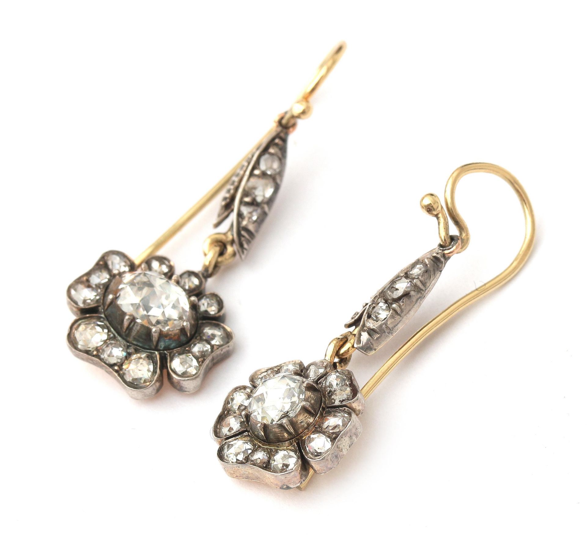 A pair of 14 karat gold and silver rose cut diamond cluster earrings - Bild 2 aus 3