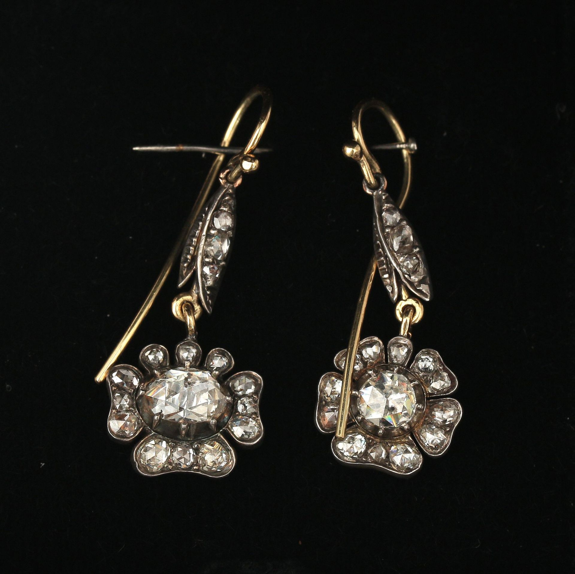 A pair of 14 karat gold and silver rose cut diamond cluster earrings - Bild 3 aus 3