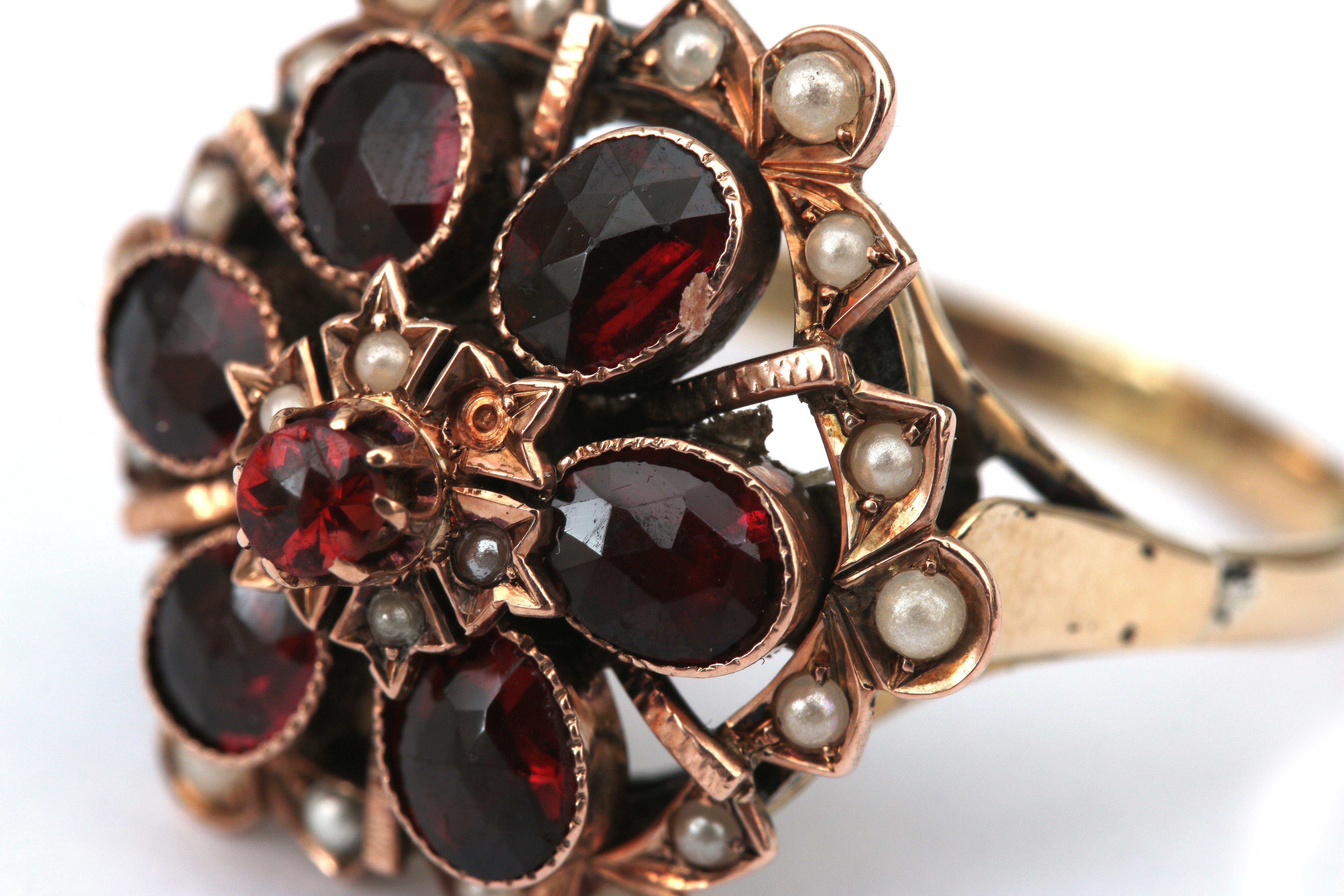 A gold garnet and pearl cluster flower ring - Image 3 of 3