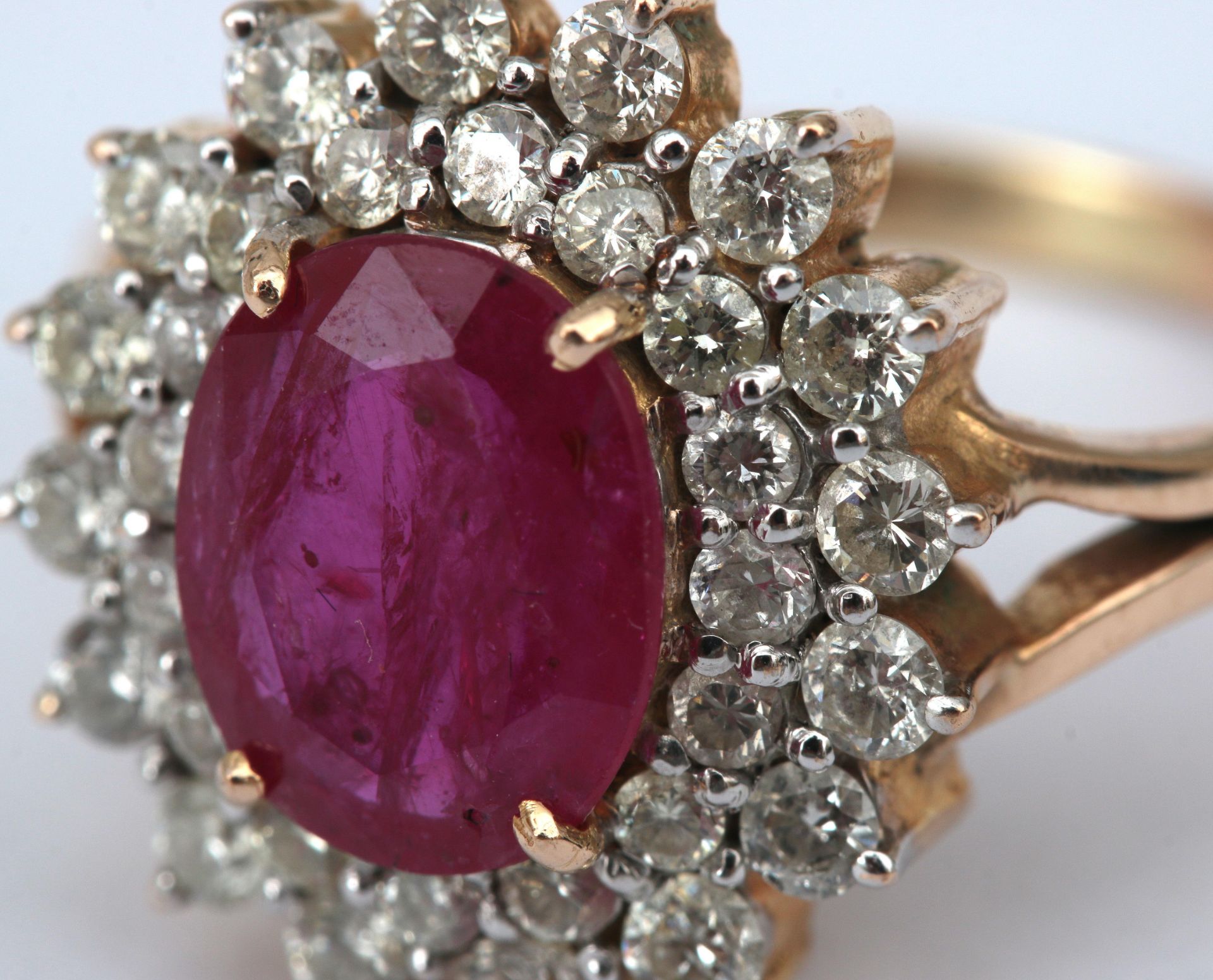 A 14 karat gold ruby and diamond cluster ring - Bild 3 aus 3