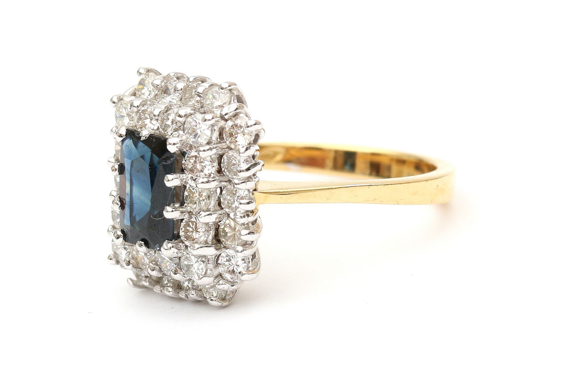 An 18 carat gold two tone cluster ring with sapphire and diamonds - Bild 2 aus 5