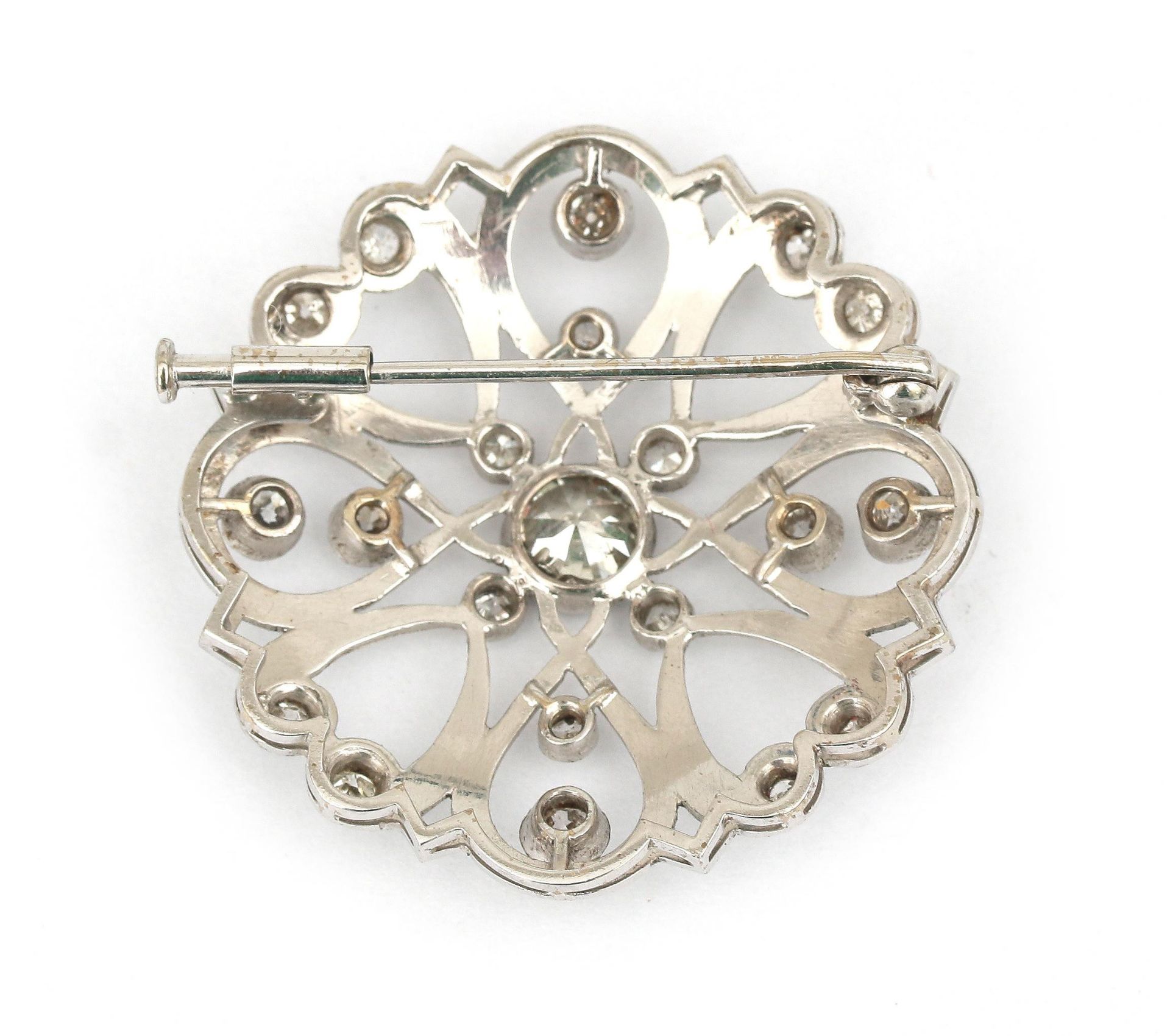 A 14 karat white gold diamond brooch - Bild 3 aus 6