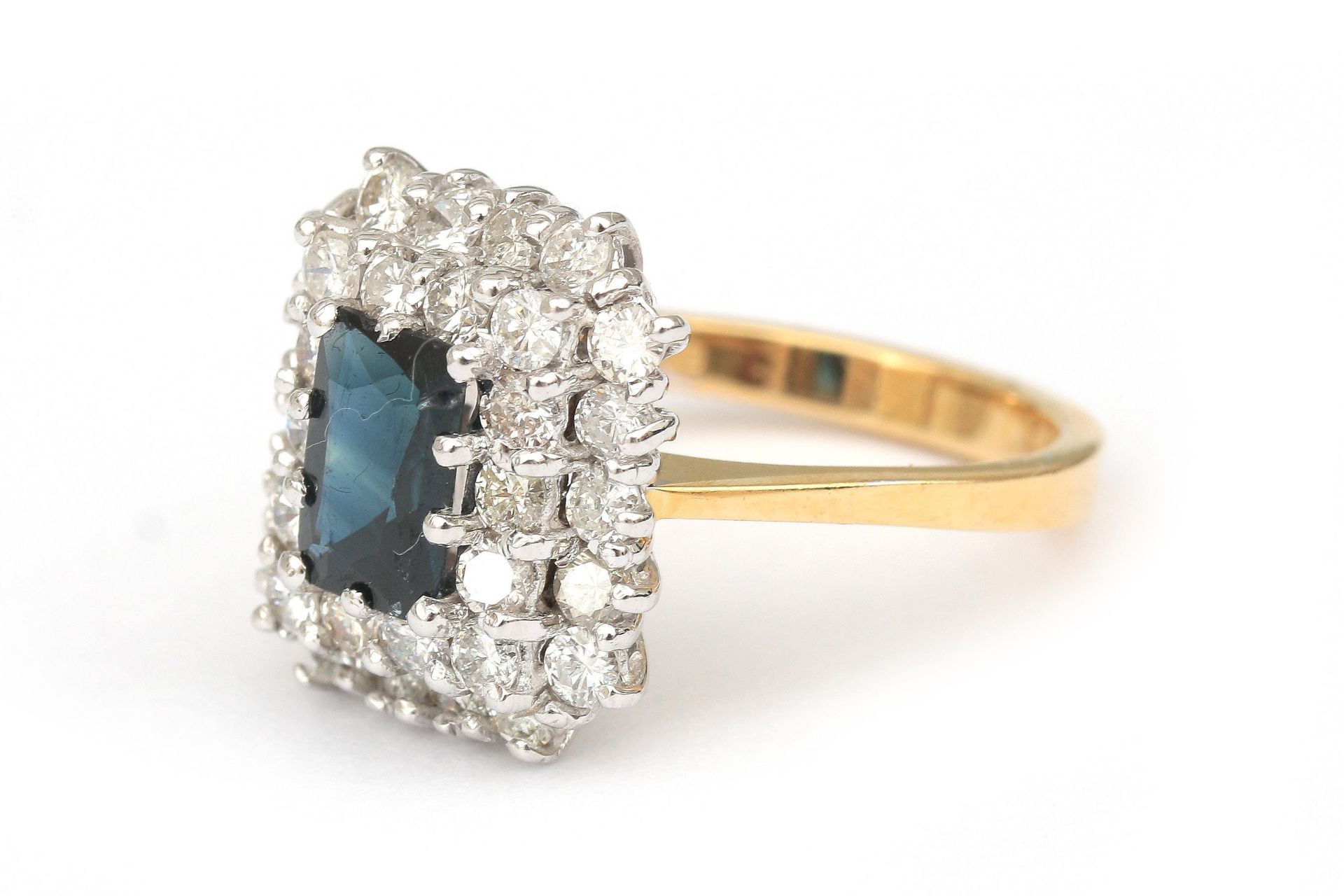 An 18 carat gold two tone cluster ring with sapphire and diamonds - Bild 4 aus 5
