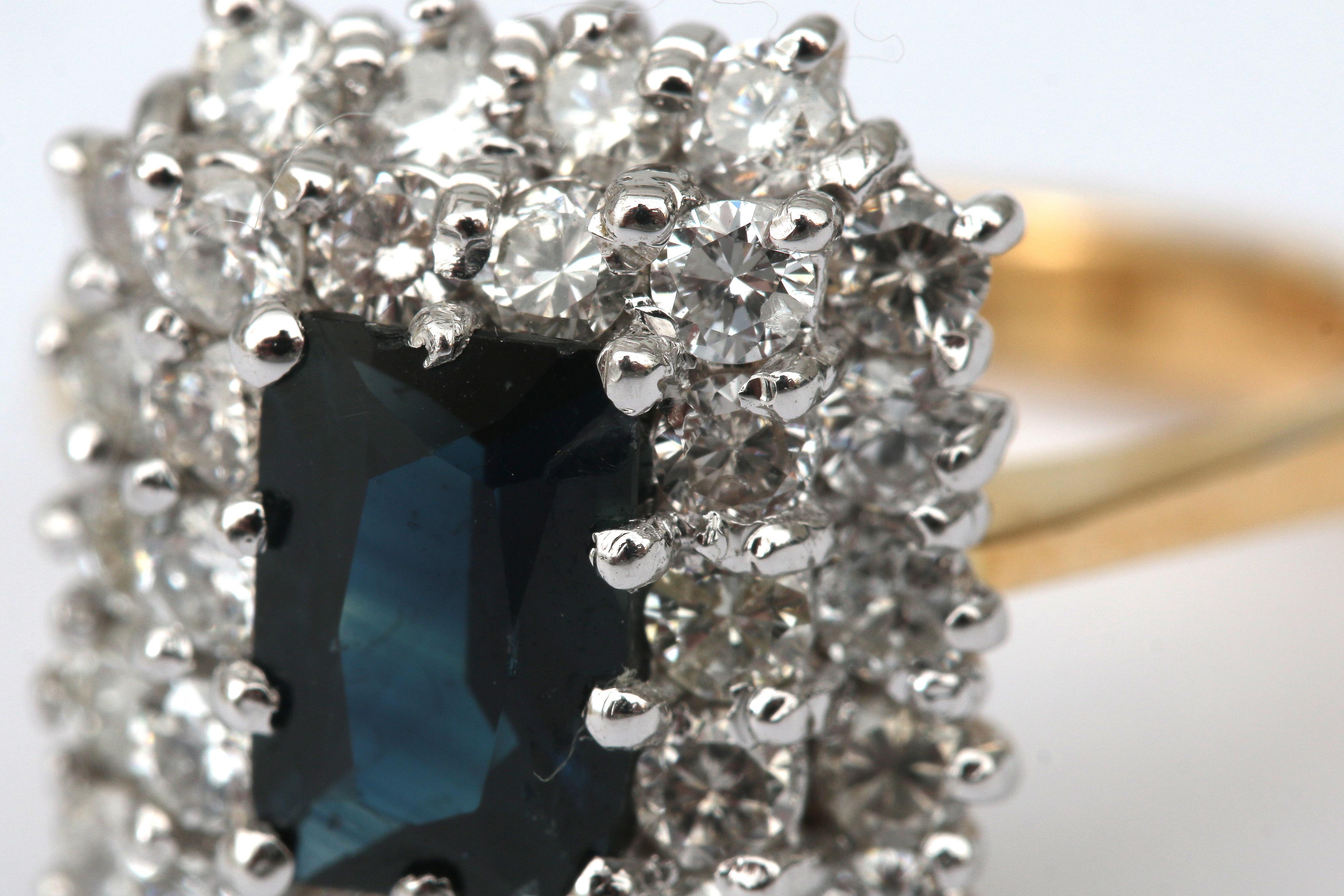 An 18 carat gold two tone cluster ring with sapphire and diamonds - Image 5 of 5