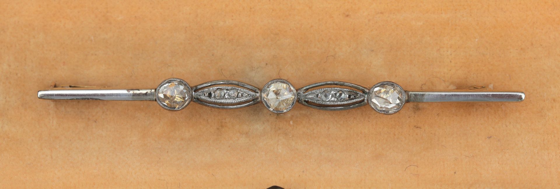A 14 karat gold diamond bar brooch - Bild 2 aus 2