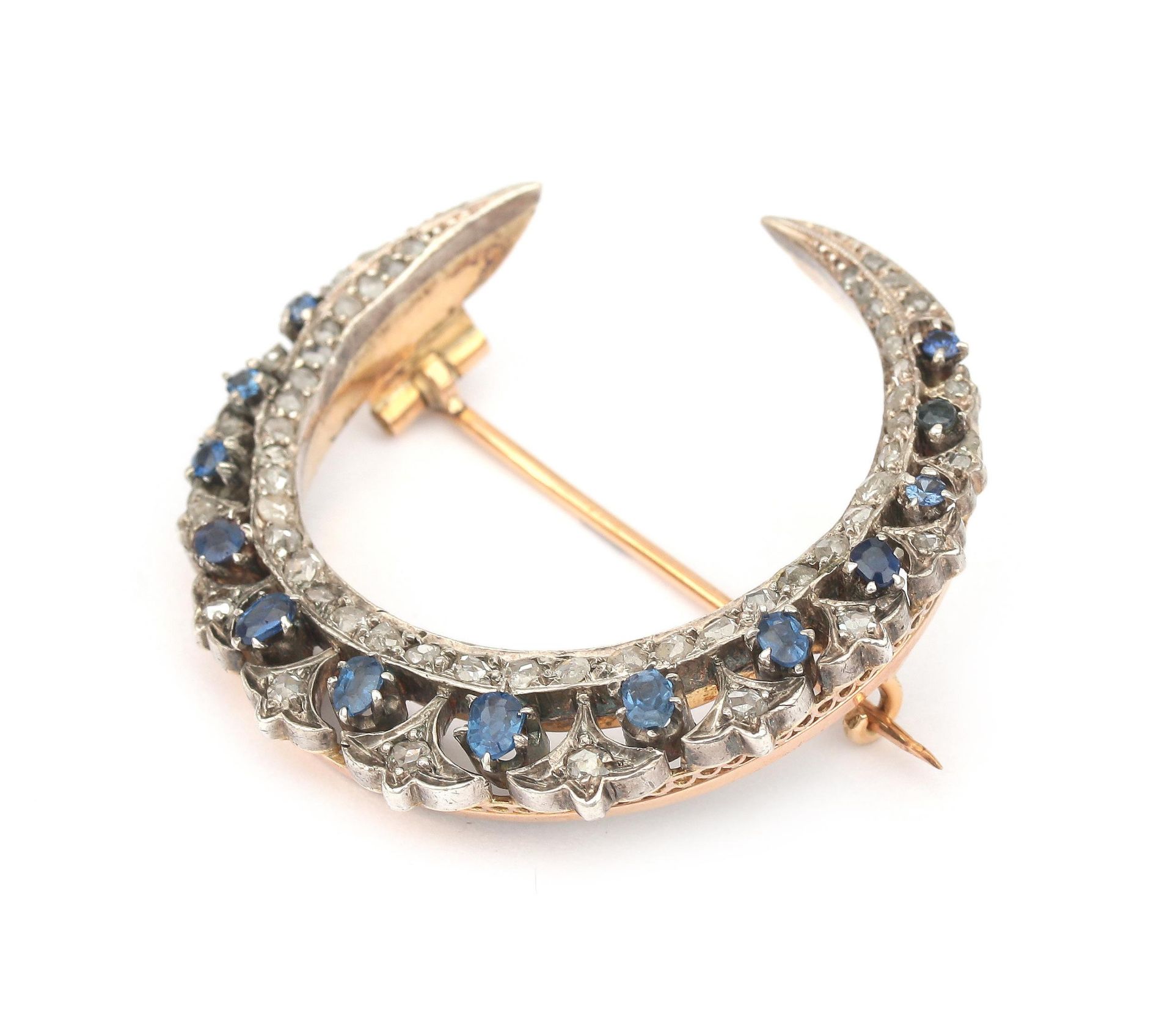 A 14 karat gold and silver sapphire and diamond crescent brooch - Bild 2 aus 4