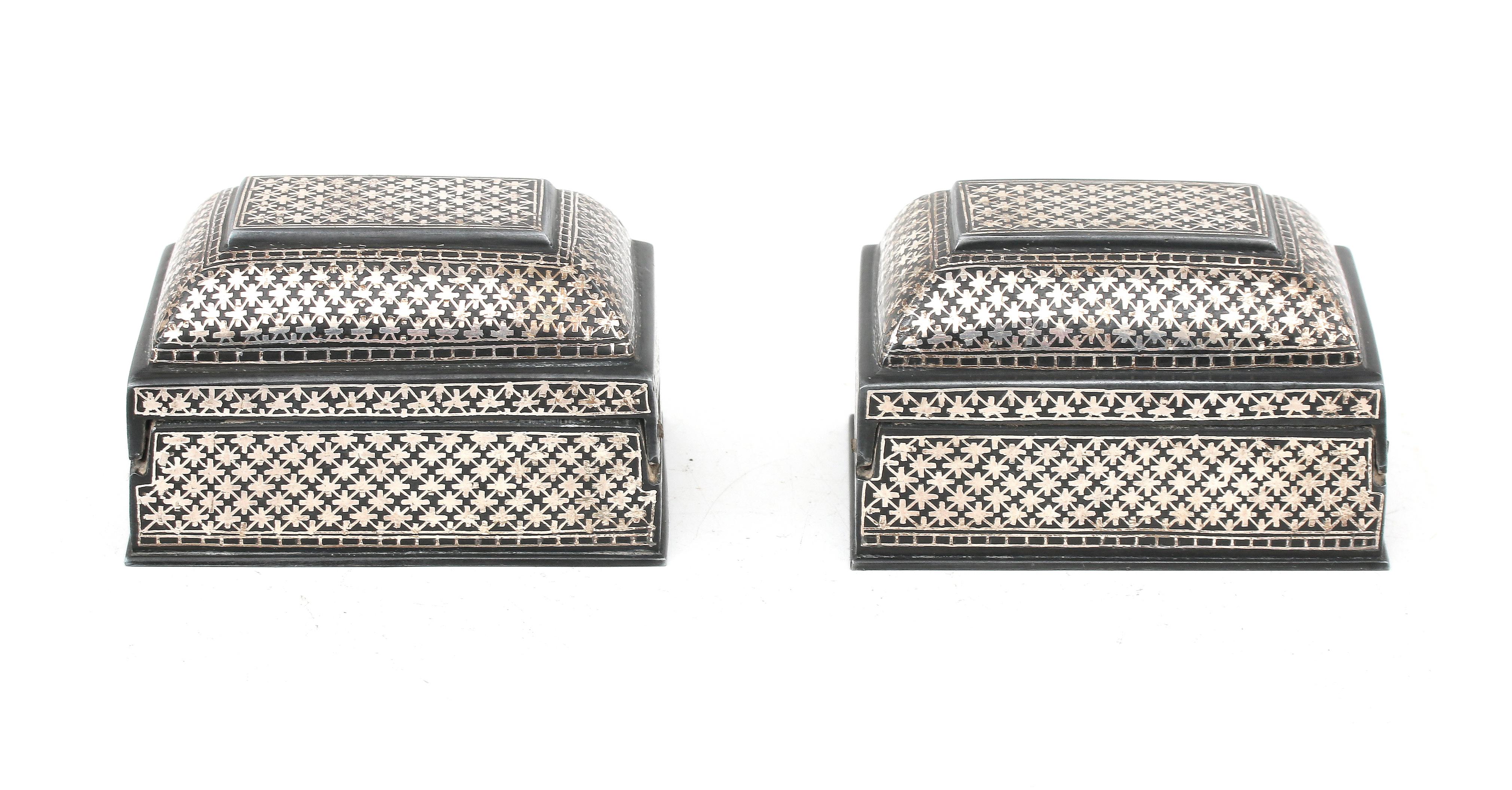 Pair of lidded boxes inlaid with silver - Bild 4 aus 4