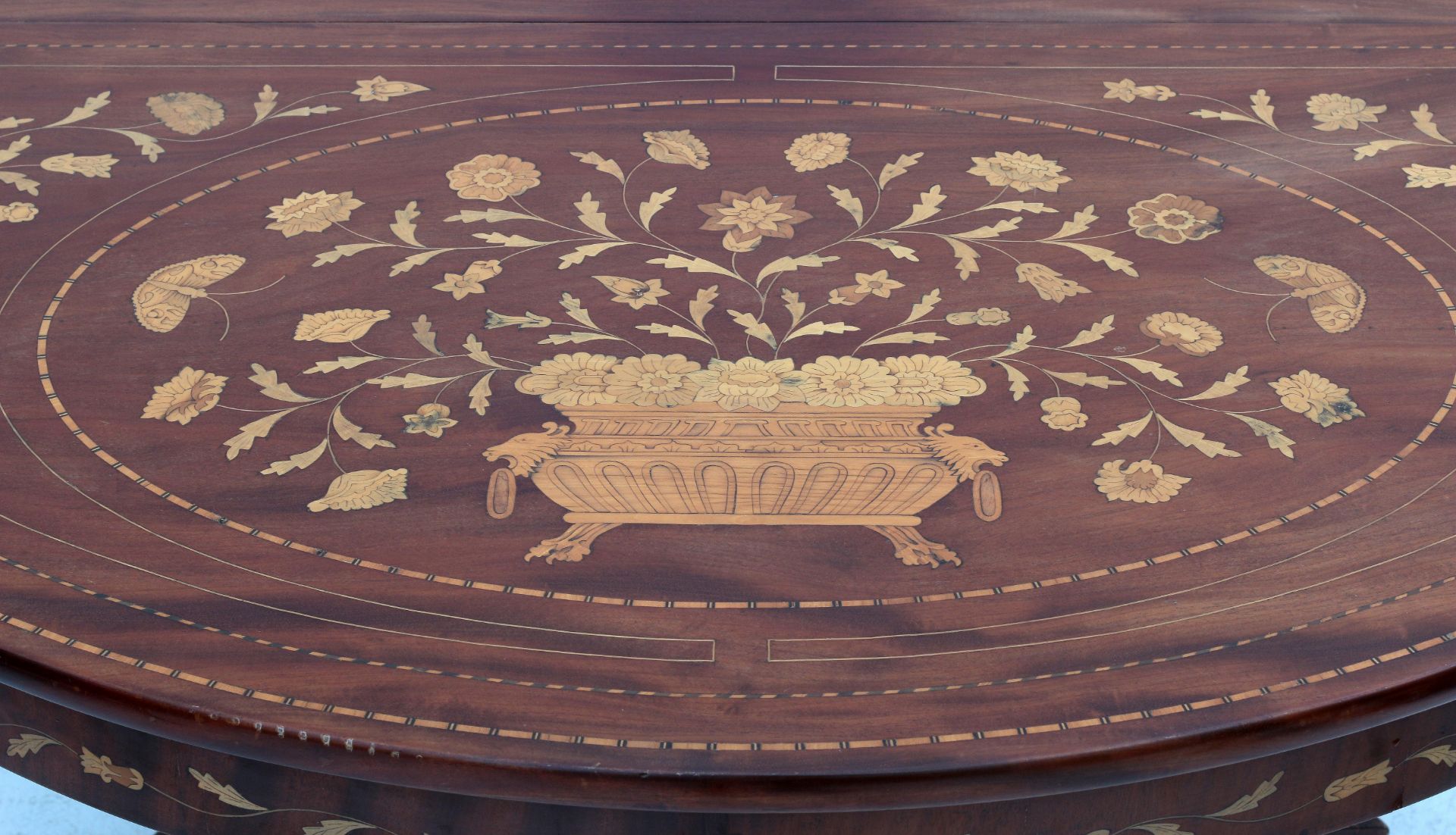 An inlaid extending dining table with six chairs. - Bild 6 aus 10