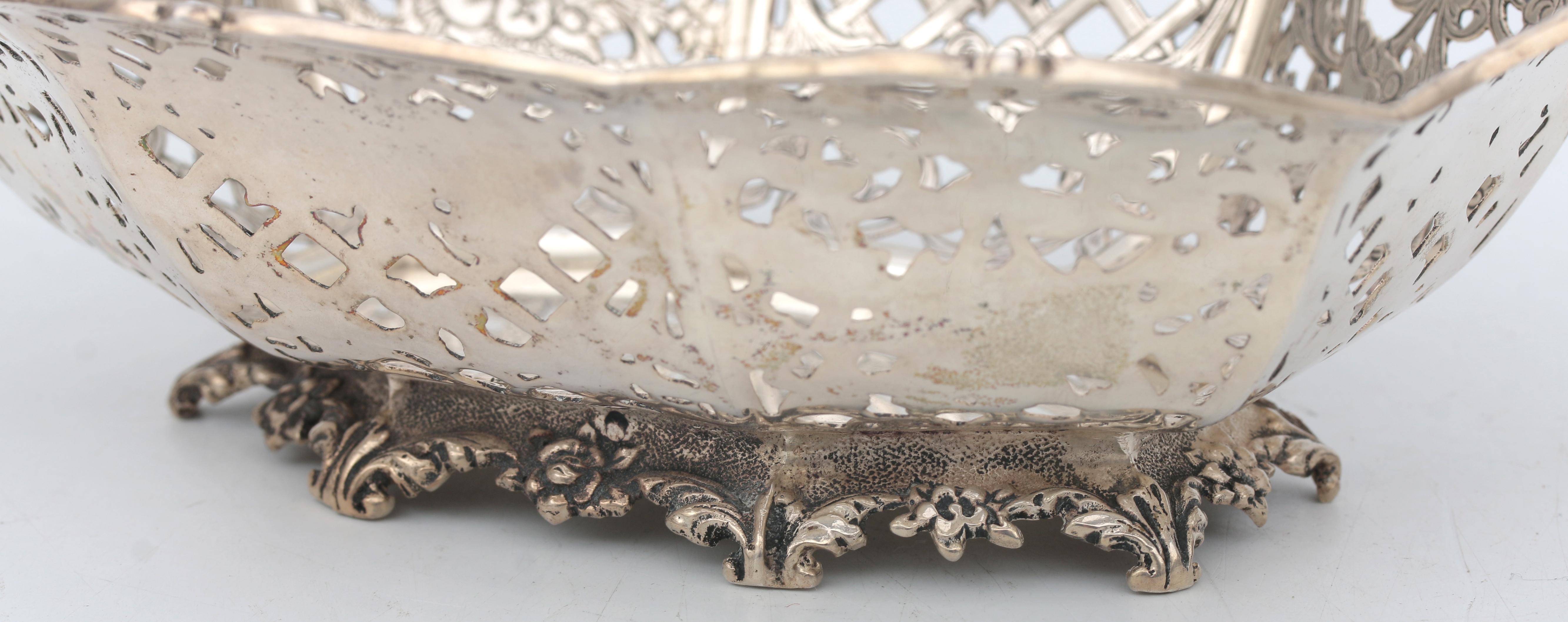 A Dutch silver bread basket. - Bild 2 aus 5