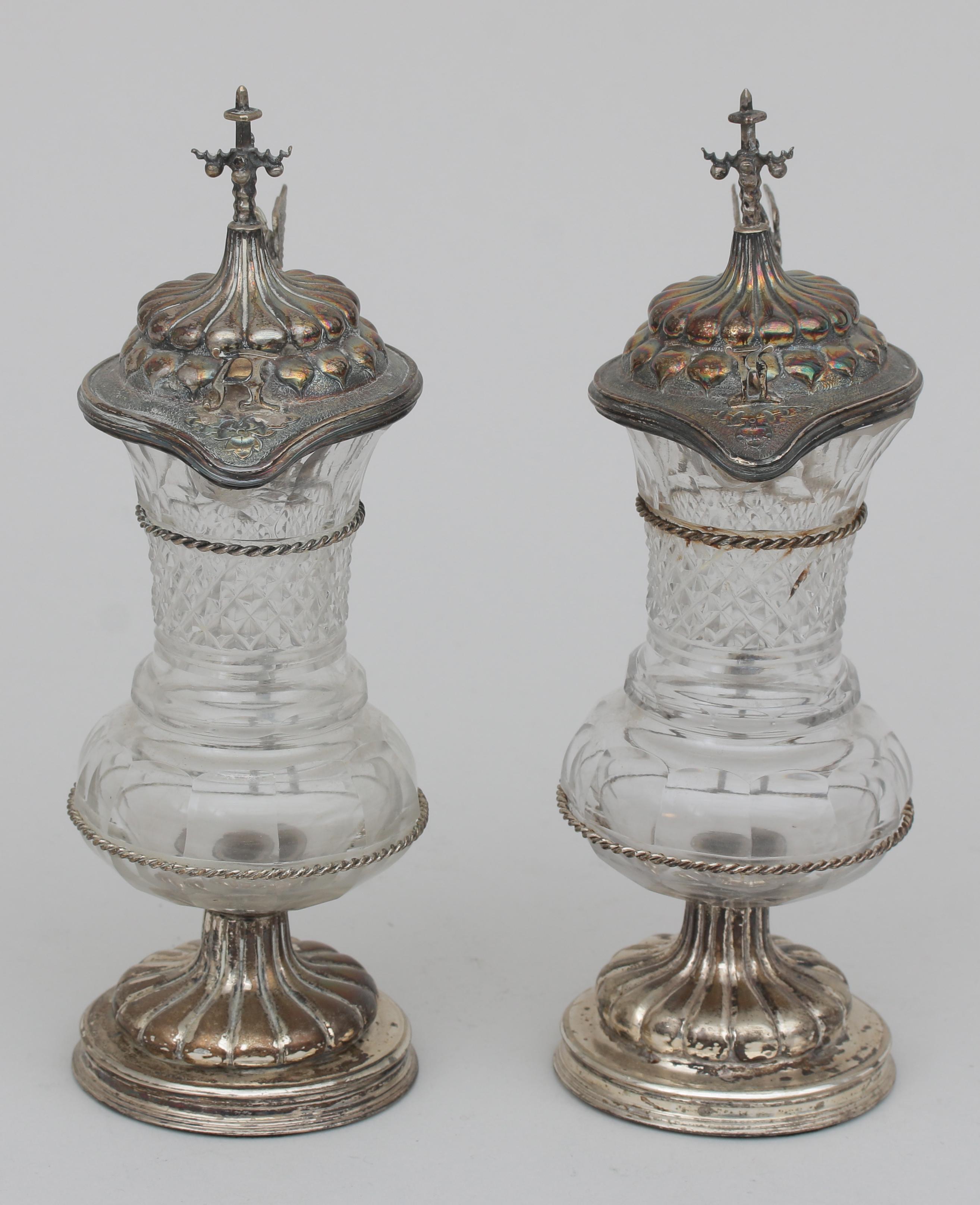 A pair of silver mounted cruet ampoules. - Bild 4 aus 5