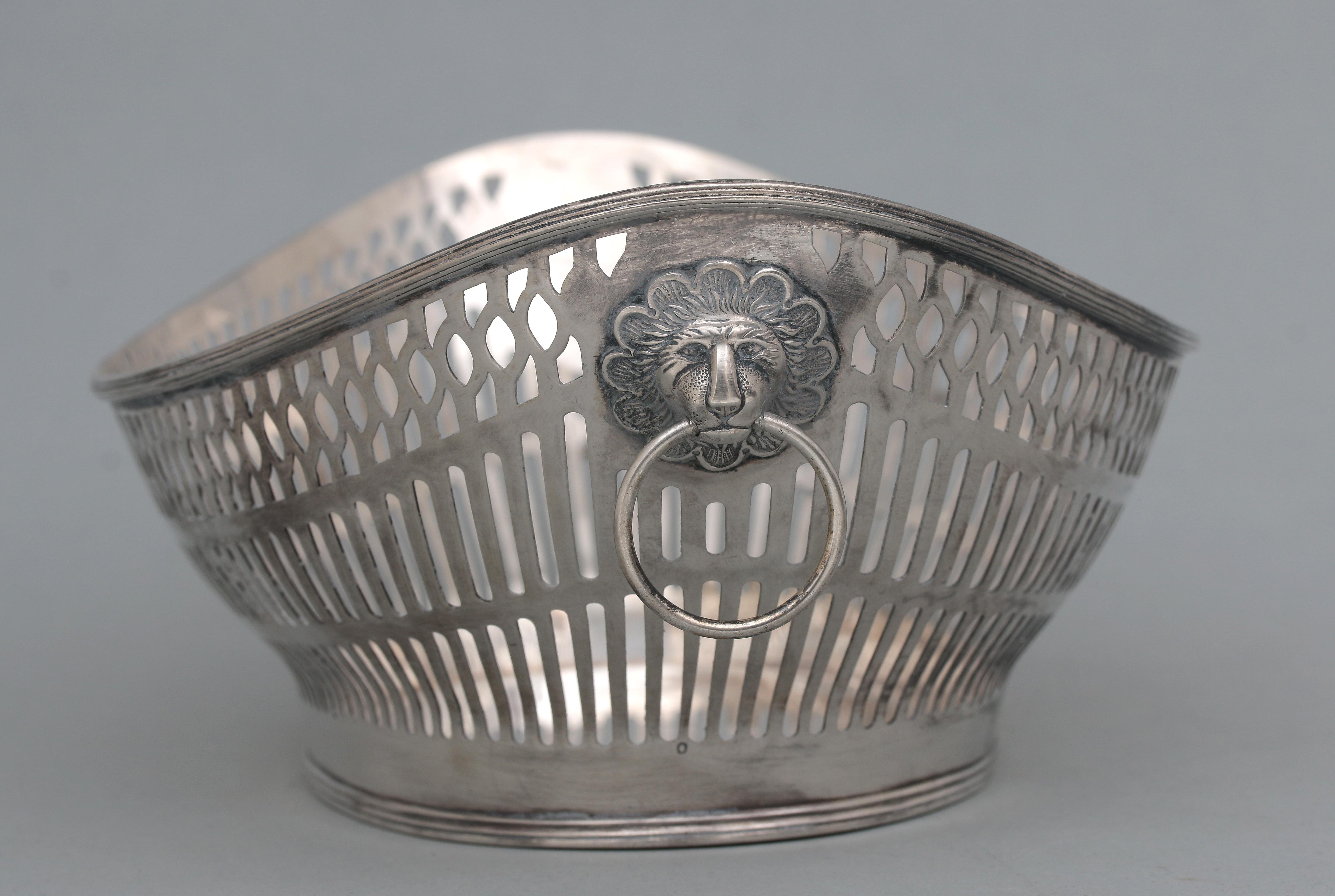 A pierced silver bread basket. - Bild 2 aus 3